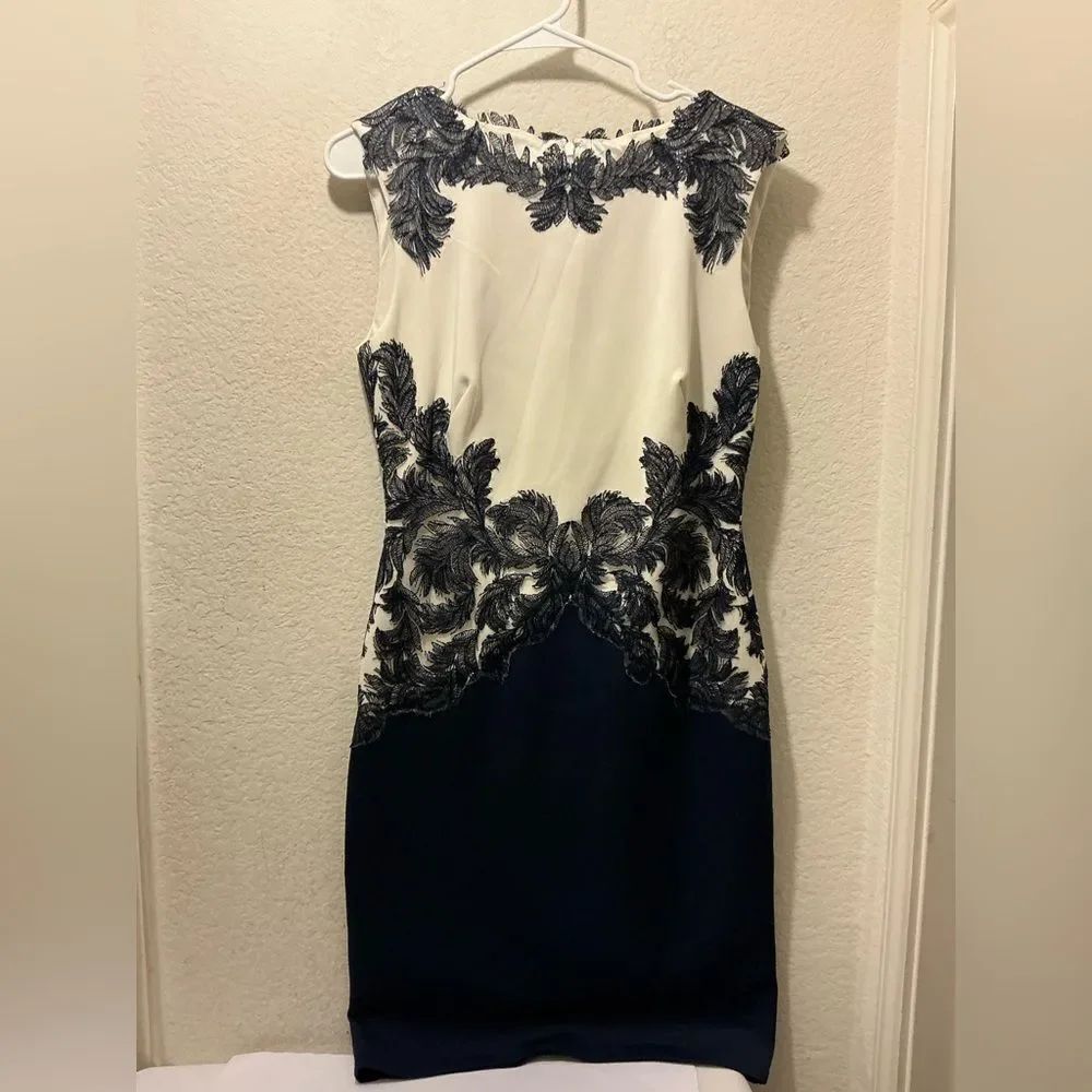 TADASHI SHOJI FEATHER APPLIQUÉ ROYAL NAVY/WHITE SHEATH DRESS size M - Picture 6 of 11